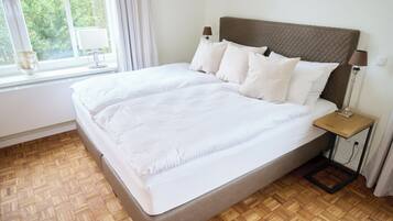 6 camere, una cassaforte in camera, una scrivania, ferro/asse da stiro