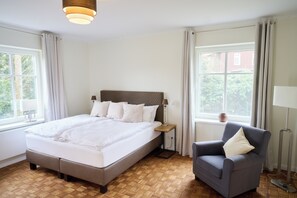 6 Schlafzimmer, Zimmersafe, Schreibtisch, Bügeleisen/Bügelbrett