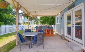 Outdoor dining - The Salty Sea Shack - Chesapeake Properties (Cape Charles)