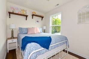 3 bedrooms, iron/ironing board, WiFi, bed sheets - The Salty Sea Shack - Chesapeake Properties (Cape Charles)