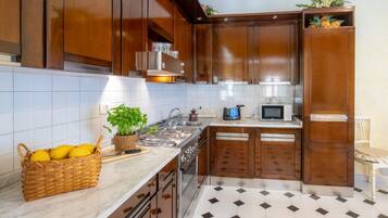 Kühlschrank, Mikrowelle, Ofen, Toaster