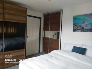 2 bedrooms, iron/ironing board, free WiFi, bed sheets - Rugby - Apartment - Sleeps 4 - Parking (Rugby)