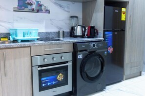 Private kitchen - Exquisite Studio Apartment, East Airport (Accra)
