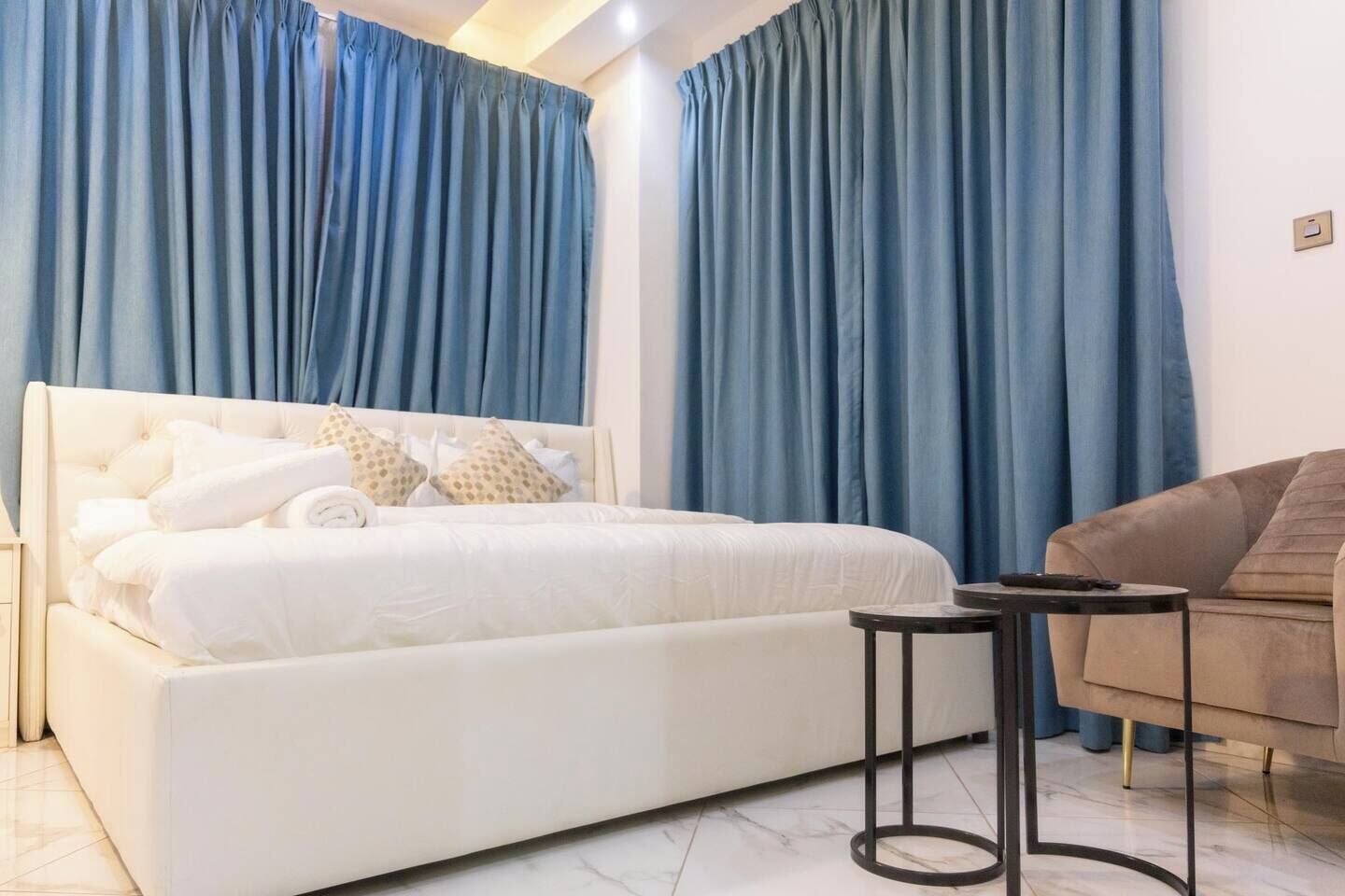 Een strijkplank/strijkijzer, wifi, beddengoed