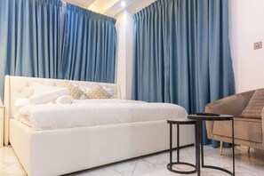 Iron/ironing board, WiFi, bed sheets - Exquisite Studio Apartment, East Airport (Accra)