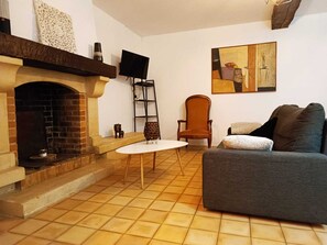 Una televisión, una chimenea