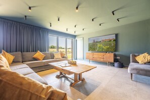 电视、壁炉、桌上足球