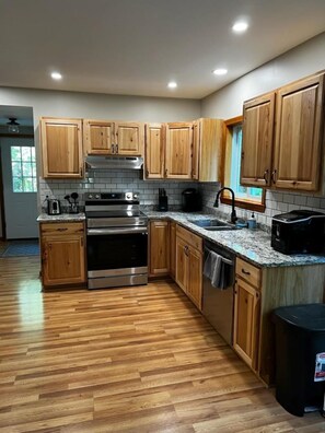 Fridge, oven, stovetop, dishwasher