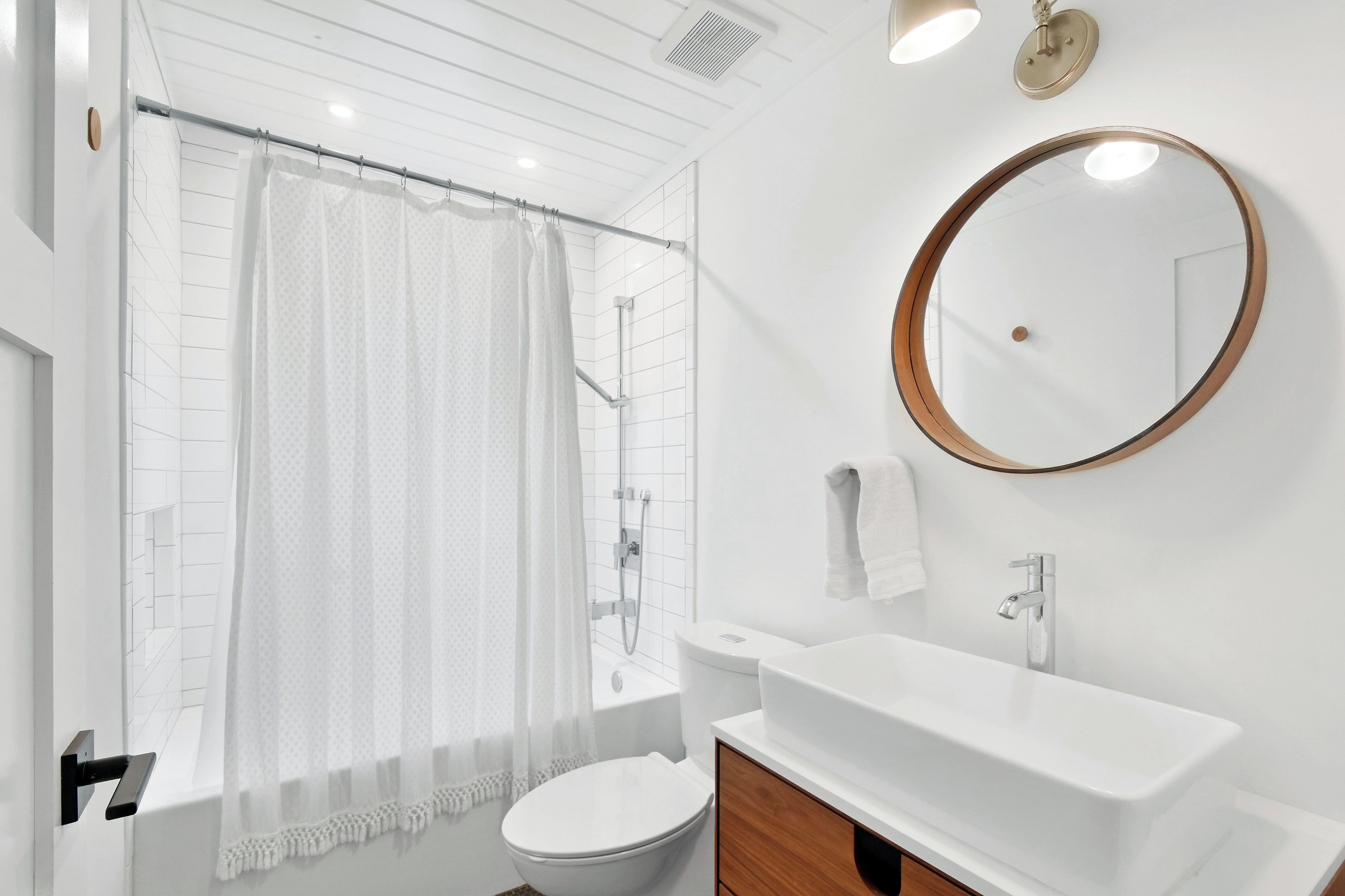 Ensemble douche/baignoire, sèche-cheveux, serviettes fournies