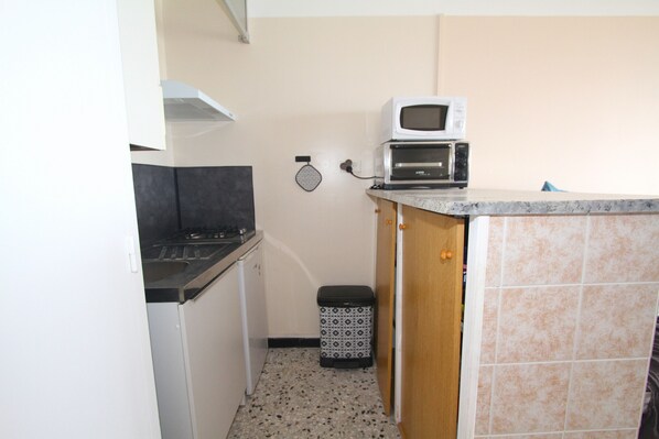Fridge, oven, coffee/tea maker, cookware/dishes/utensils