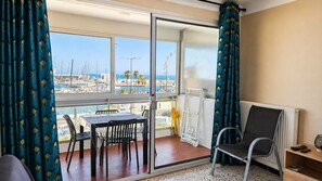 Interior - One Bedroom apartement with sea and marina view (Canet-en-Roussillon)