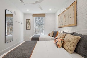 6 slaapkamers, een bureau, een strijkplank/strijkijzer, reisbedje