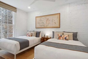 6 bedrooms, desk, iron/ironing board, travel crib