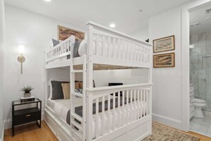 6 bedrooms, desk, iron/ironing board, travel cot
