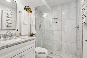 Baignoire, sĂšche-cheveux, serviettes fournies, papier toilette