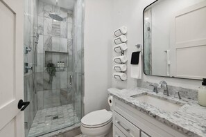 Banyera, assecador de cabells i tovalloles 