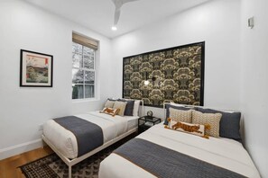 4 dormitoris, escriptori i planxa i posts de planxar 