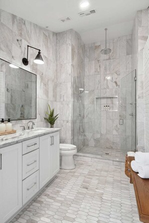 Badewanne, Haartrockner, Handtücher, Shampoo
