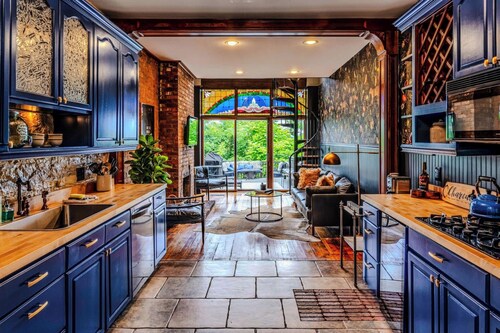 4BR Bridal/Group Retreat, Walkable, Skyline Views