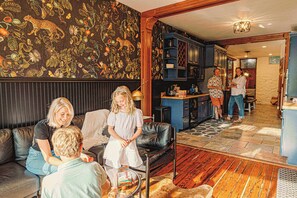 Unclassified image, 5 of 22, button