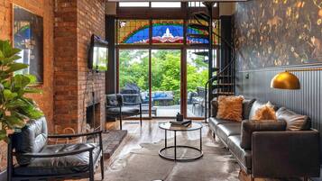 Una televisión, una oficina