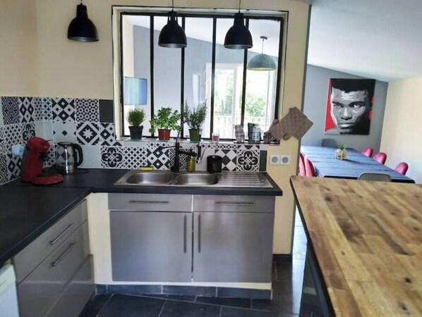 Fridge, microwave, oven, stovetop - Cap Nature - Chalet Avec Terrasse - Le Chant des Oiseaux (Boulazac Isle Manoire)