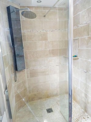 Ducha, secador de pelo, toallas, jabón