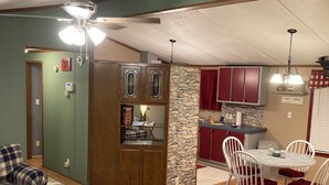 Un espacio habitable compacto con zona de comedor, cocina y área de estar.