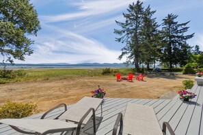 Terrace/patio - Amazing Views, Private, Fenced Yard, Pets Ok - On the Bay (Long Beach)