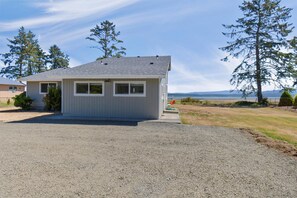 Exterior - Amazing Views, Private, Fenced Yard, Pets Ok - On the Bay (Long Beach)
