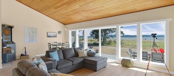 Amazing Views, Private, Fenced Yard, Pets Ok - On the Bay