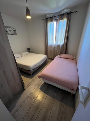2 chambres, bureau, lit de bébé portatif, accès au Wi-Fi (inclus)