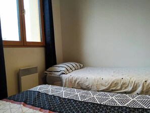 2 bedrooms, desk, travel cot, free WiFi