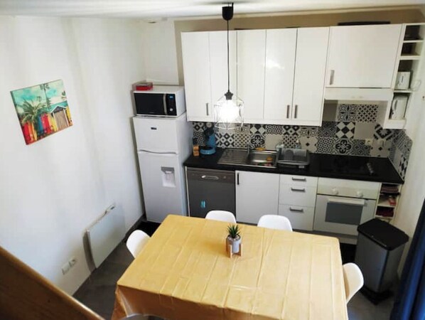 Een koelkast, een microgolfoven, een oven, een kookplaat