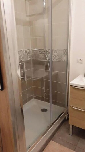 Een douche, een haardroger, toiletpapier