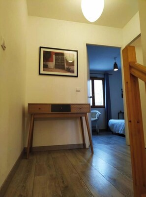2 slaapkamers, een bureau, reisbedje, gratis wifi