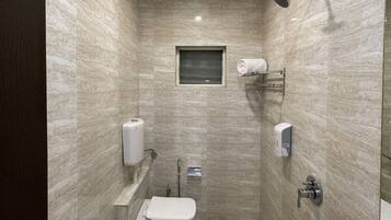 Doccia, doccia idromassaggio, set di cortesia firmato, asciugacapelli