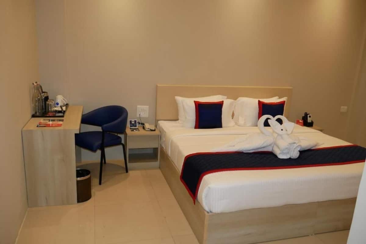 Premium bedding, in-room safe, desk, blackout curtains