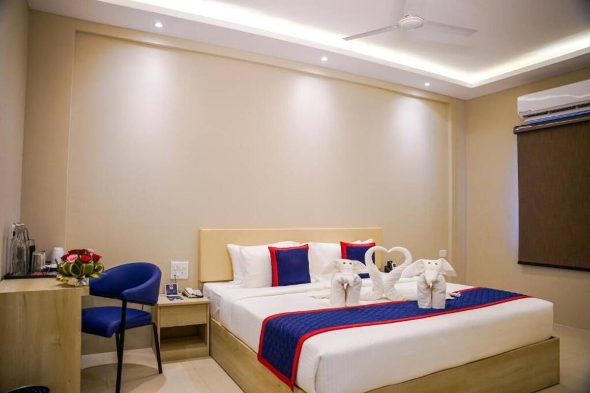 Premium bedding, in-room safe, desk, blackout curtains