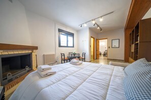 5 quartos, cofres nos quartos, berço de viagem, roupa de cama