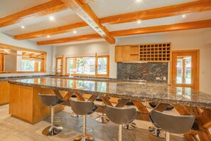 House, 6 Bedrooms (Araucaria) | Private kitchen | Microwave, cookware/dishes/utensils