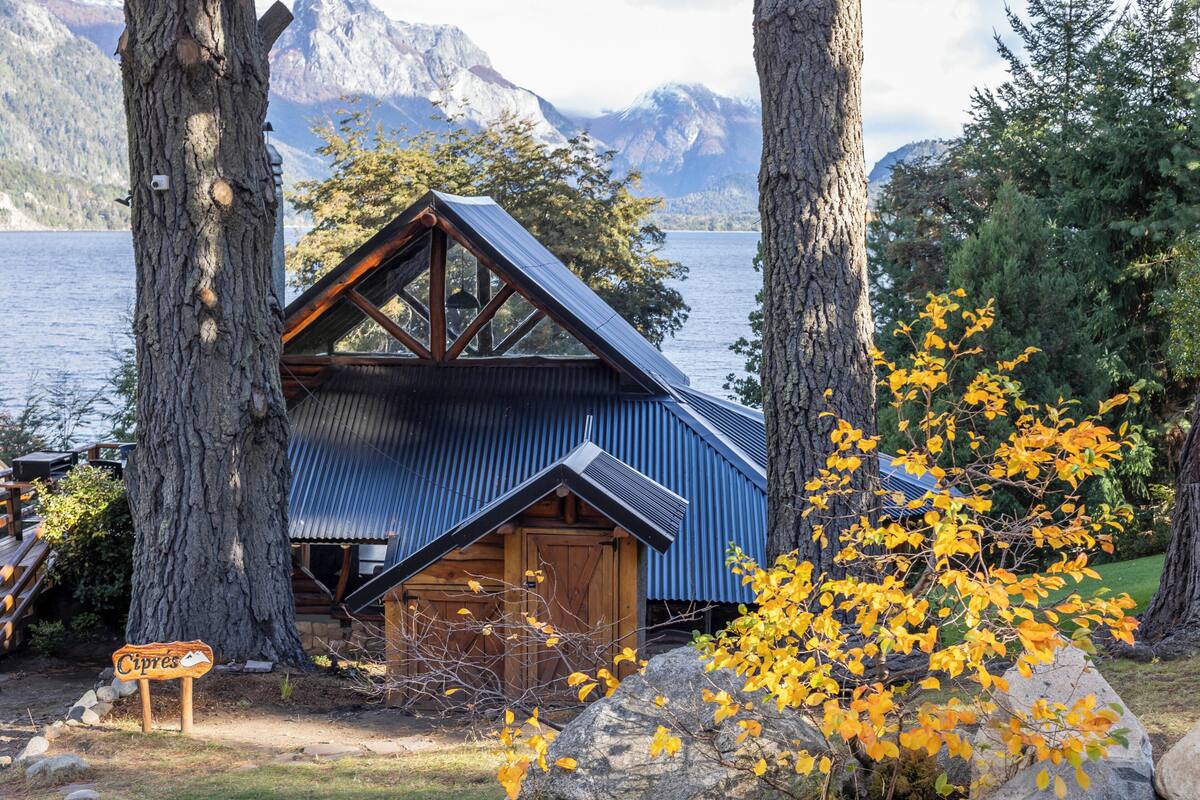 Une cabane dotée d’un toit en pente, d’une façade en bois et d’une enseigne indiquant qu’il s’agit d’une propriété « Cipres ».