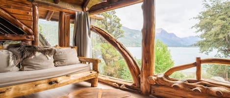 Chalet rustique, 2 chambres (Lenga) | Aire de séjour | Téléviseur à DEL de 45 po avec télévision par cùble