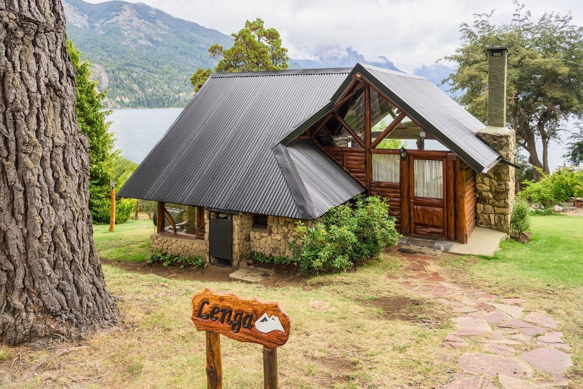 Un chalet à l’extérieur en pierre, doté d’un toit en pente et d’une enseigne indiquant le nom « Lenga ».