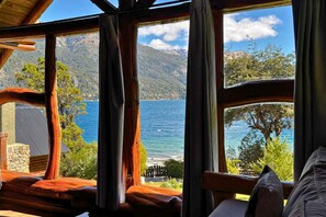 Cabaña, 2 habitaciones (Cipres) | Área de sala de estar | Televisión LED de 45 pulgadas con canales por cable 