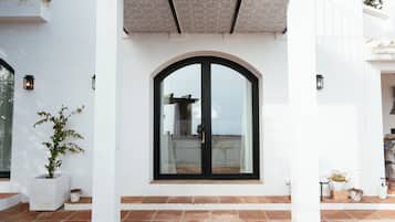 Calle e Iglesia | Wifi gratis y ropa de cama