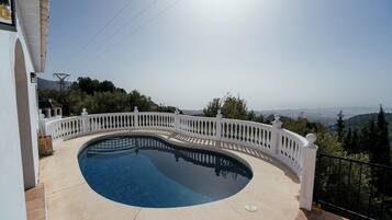 Piscine extérieure, chaises longues