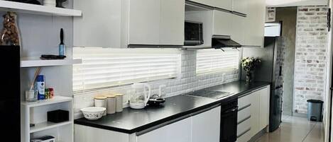 冷蔵庫、電子レンジ、オーブン、コンロ