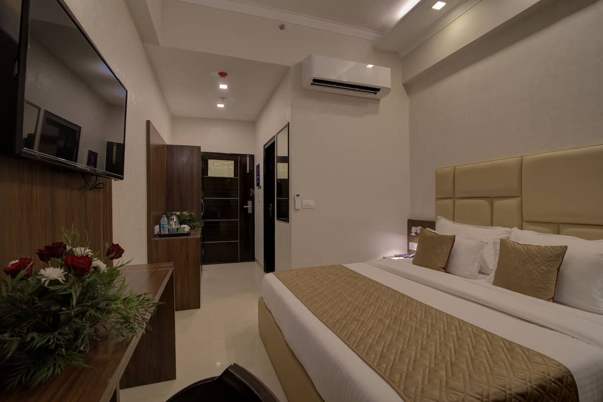 Super Deluxe Room With Balcony | 可動式ベッド、WiFi (無料)、ベッドシーツ