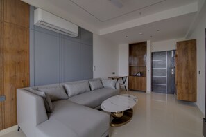 Suite Room with bathtub | Área de estar | TV LED 32 polegadas com canais a cabo